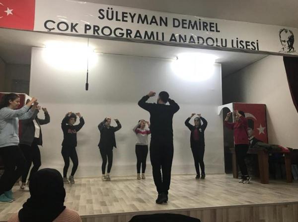 Süleyman Demirel Çok Programlı Anadolu Lisesi öğrencileri Bornova Halk Eğitim Merkezi bünyesindeki halk oyunları kursumuzun çalışmaları