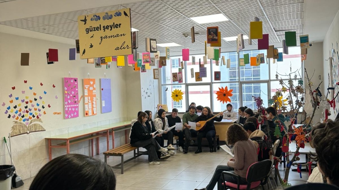 Okulumuz öğrencileri ve öğretmenleri Sosyal etkinlik saatinde Müzik Öğretmenimiz Ceylan ENGİN KANİYOLU başkanlığında Türkü Dinletisi